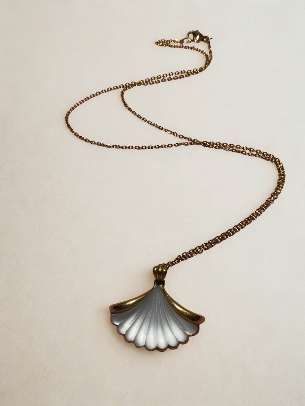 Vintage Avon Shell Pendant Necklace in Gold and White